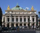 Фасад оперы Гарнье или Парижская опера, один из наиболее характерных зданий в 9-м округе Парижа